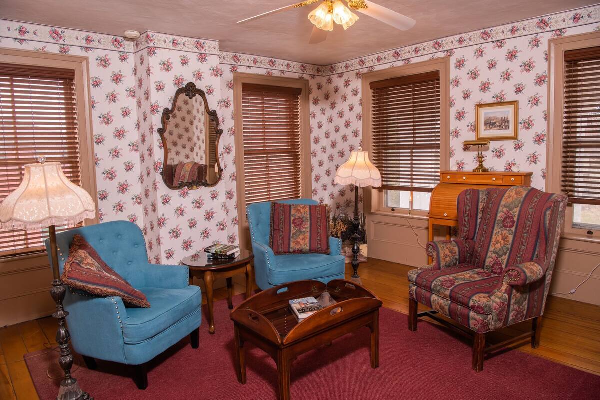 Deluxe Suite, 1 King Bed, Jetted Tub, Annex Building | Living area | Flat-screen TV