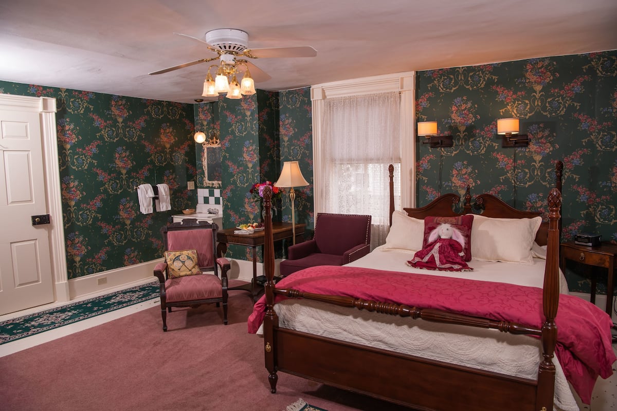 Basic Double Room Single Use, 1 Queen Bed, Ensuite | Egyptian cotton sheets, premium bedding, down duvets, blackout curtains