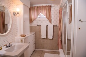 Suite básica, 2 habitaciones | Baño | Amenidades de baño de diseñador, secadora de cabello, toallas, jabón