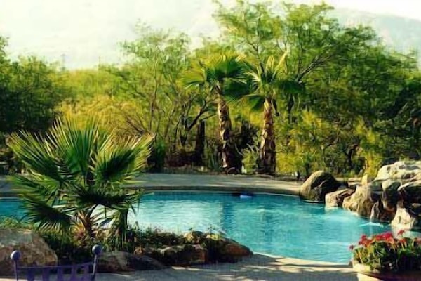 Piscina externa, espreguiçadeiras