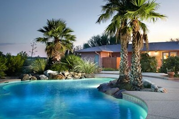 Piscina externa, espreguiçadeiras