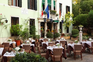 Petit déjeuner buffet compris tous les jours