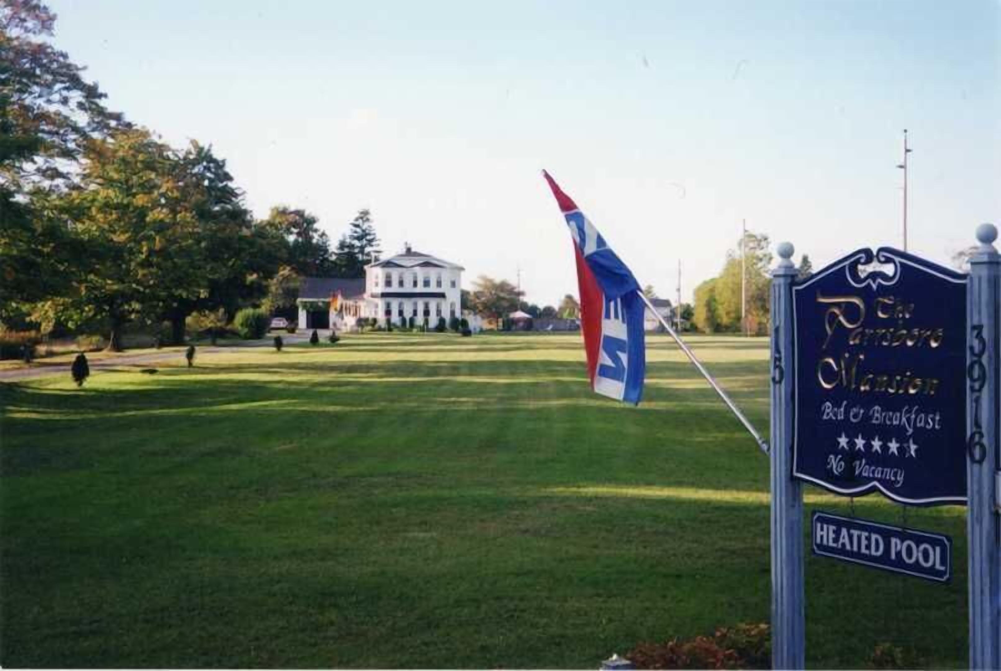 A hotel sign with amenities including a heated pool, bed and breakfast, and no vacancy.