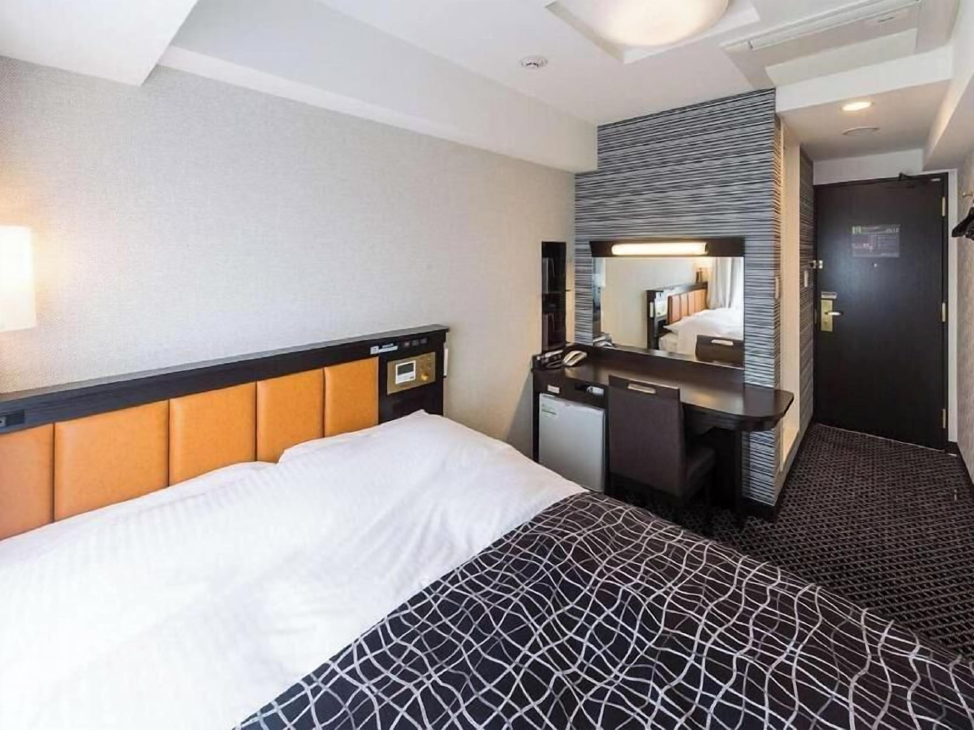 Premium bedding, down duvets, desk, laptop workspace