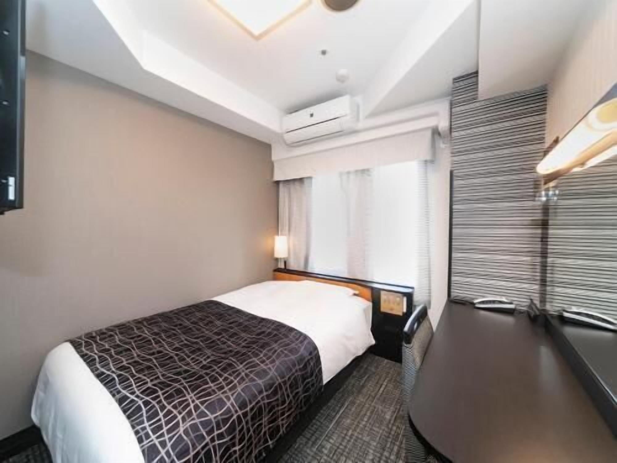 Premium bedding, down duvets, desk, laptop workspace