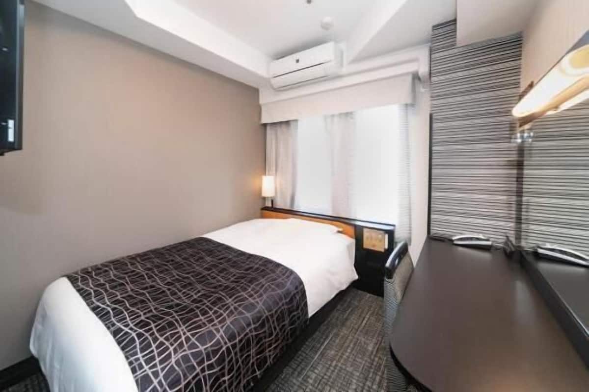 Premium bedding, down comforters, desk, laptop workspace