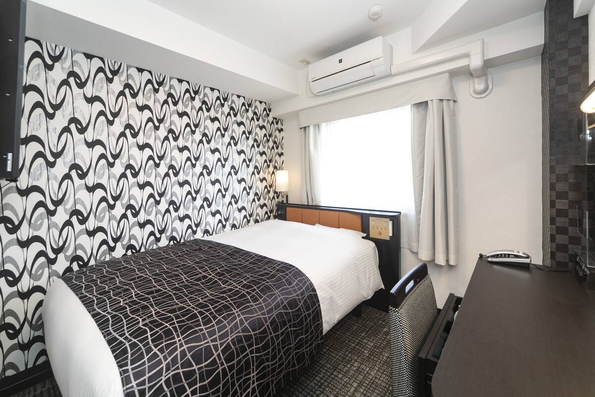 Premium bedding, down duvets, desk, laptop workspace