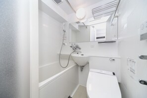 Combined shower/bathtub, deep-soaking bathtub, free toiletries - APA Hotel Kyoto Ekimae (Kyoto)