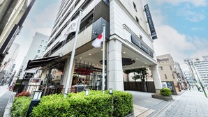 Un hotel con fachada moderna, amplias ventanas y un restaurante visible en la planta baja llamado "Seattle's Best Coffee".