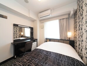 Down comforters, desk, blackout drapes, free WiFi - APA Hotel Kyoto Ekimae Chuoguchi (Kyoto)