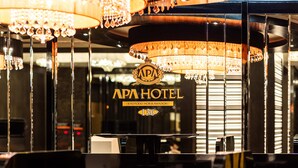 A hotel sign with the name "APA HOTEL" and the address "Kyotoeki Horikawadori 136". - APA Hotel Kyoto Eki Horikawadori (Kyoto)