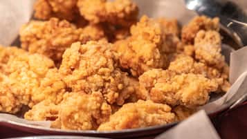 Primer plano de una bandeja llena de piezas de pollo frito doradas.
