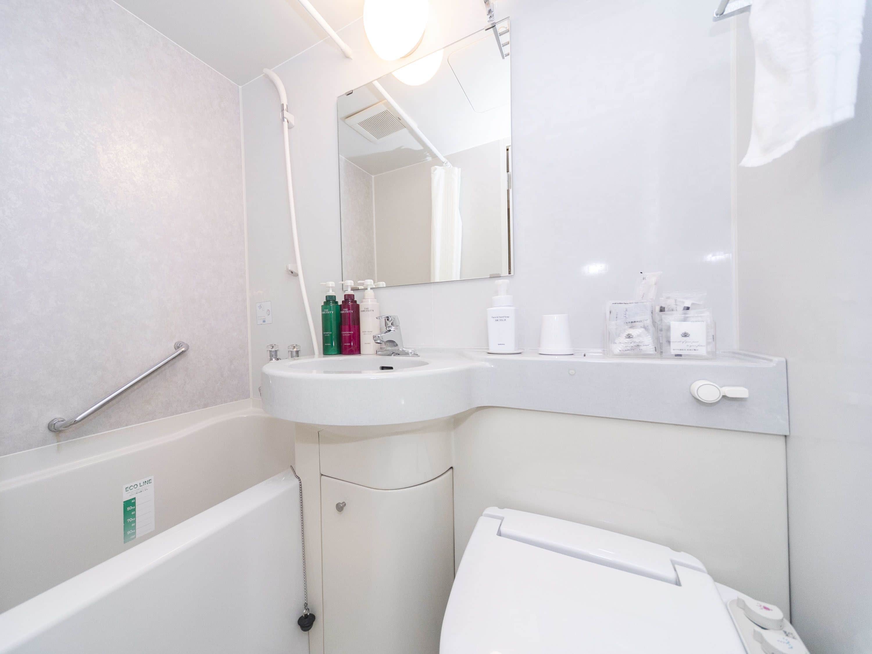 combined shower/bathtub, deep-soaking bathtub, free toiletries