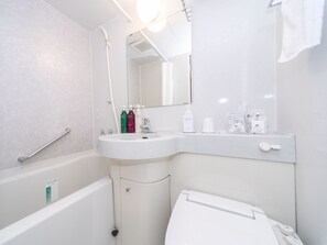 Combined shower/bathtub, deep-soaking bathtub, free toiletries - APA Hotel Osaka Higobashi Ekimae (All Rooms Non\-Smoking) (Osaka)