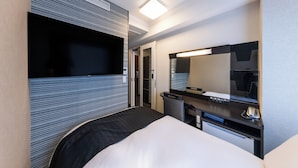 A modern hotel room with a large bed, a desk with a mirror, a flat-screen TV, and a small trash bin. - APA Hotel Yodoyabashi Ekimae (Osaka)