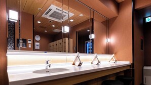 A modern bathroom with two sinks, a large mirror, and a wooden ceiling. - APA Hotel Yodoyabashi Ekimae (Osaka)