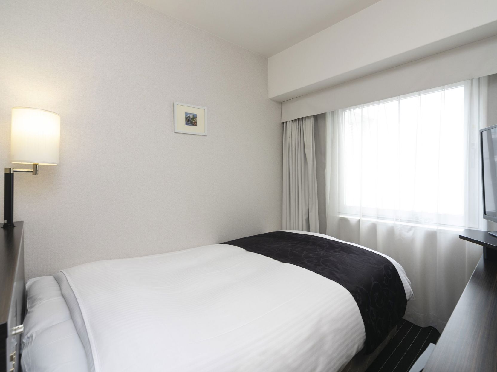 Luxe beddengoed, donzen dekbedden, een bureau, verduisterende gordijnen
