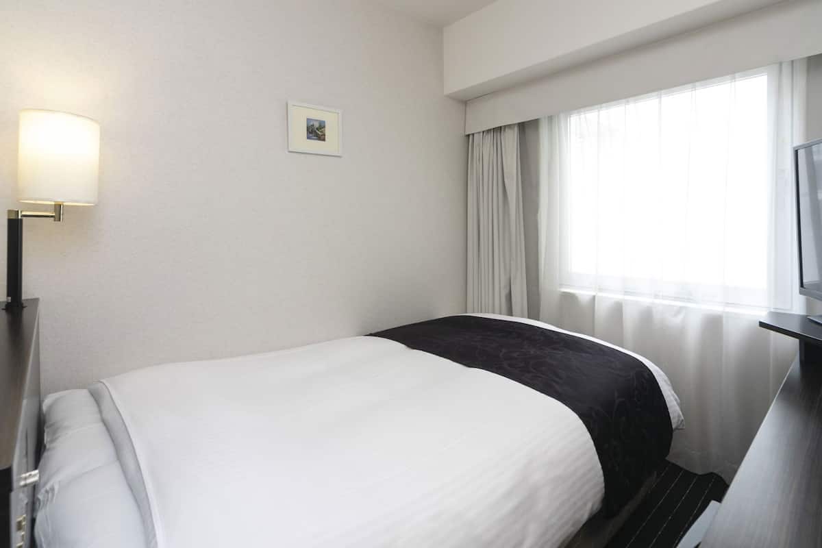 Premium bedding, down comforters, desk, blackout drapes
