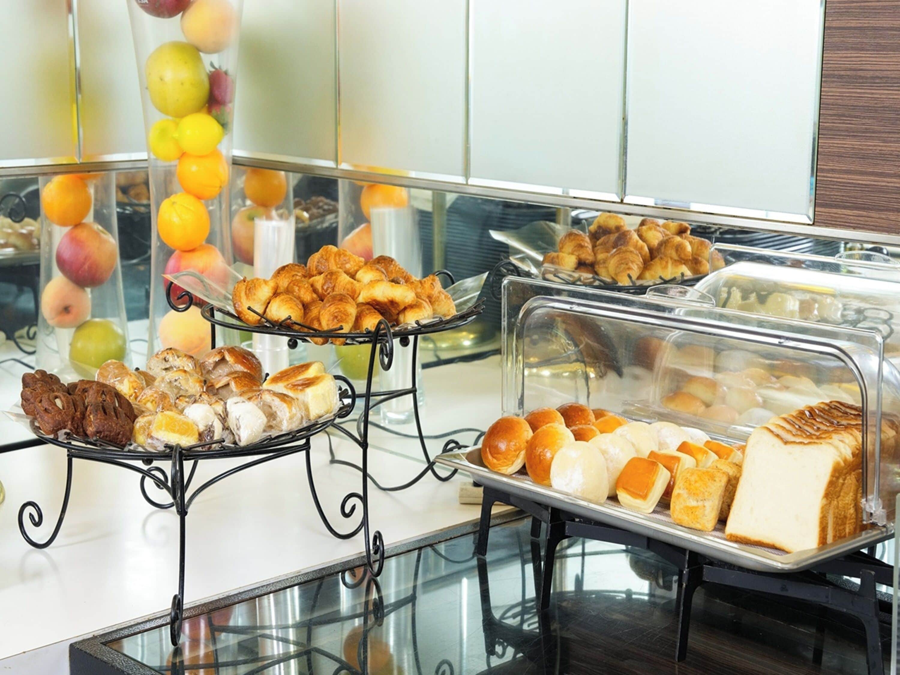 daily buffet breakfast (jpy 1900 per person)