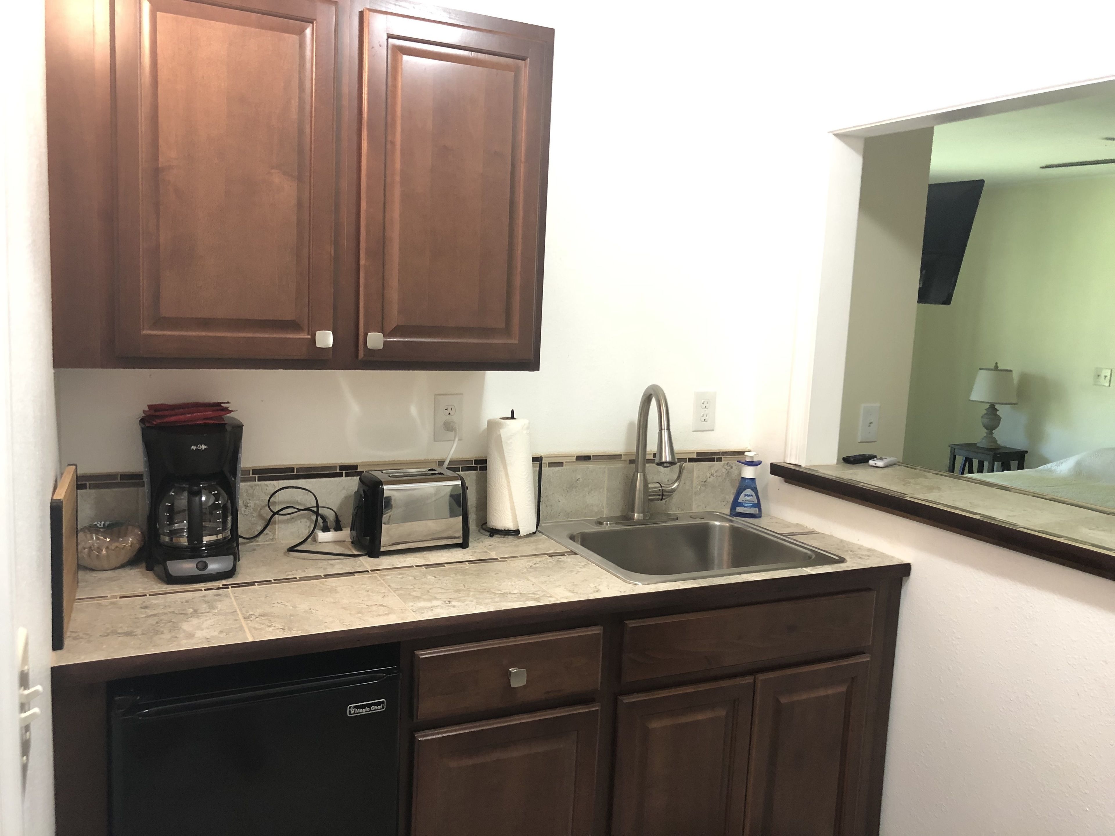 fridge, coffee/tea maker