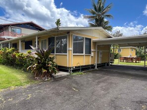 Front of property - Aarons Cottage (Hilo)