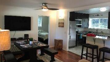 Family House, Private Bathroom, Lagoon View (Aaron's Beach House Priva) | Living room | Flat-screen TV