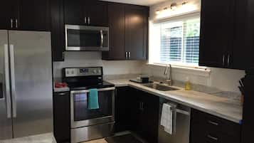 Nhà dành cho gia đình, phòng tắm riêng, quang cảnh eo biển (Aaron's Beach House Priva) | Bếp riêng | Tủ lạnh, dụng cụ pha cà phê/trà