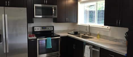 Maison Familiale, salle de bains privée, vue lagon (Aaron's Beach House Priva) | Cuisine privée | Réfrigérateur, cafetiÚre/bouilloire