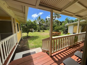 #08 Standard Cottage, 1 Queen Bed, Private Bathroom, Garden View | Premium bedding, free WiFi, bed sheets - Aarons Cottage (Hilo)