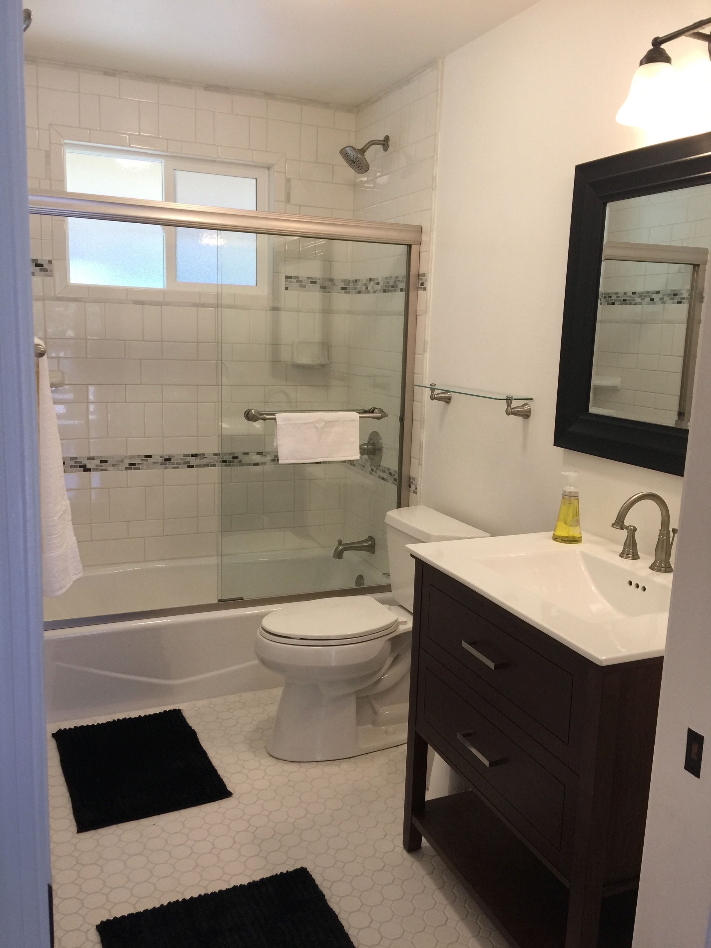 family house, private bathroom, lagoon view (aaron's beach house priva) | bathroom | shower, towels, shampoo