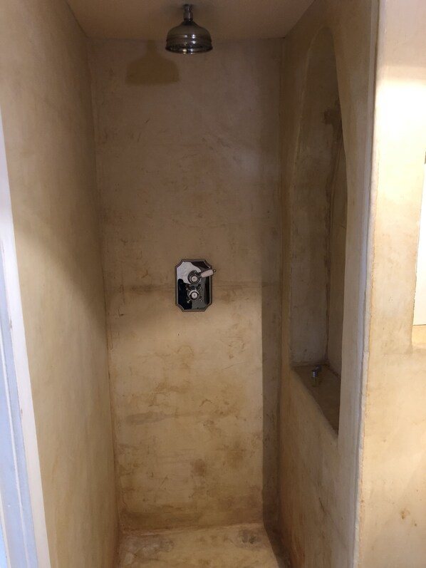 A narrow shower with a handheld showerhead and a small control panel. - Horenbecca (Horebeke)