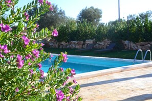 Outdoor pool, pool loungers - Masseria Sant'Angelo (Monopoli)