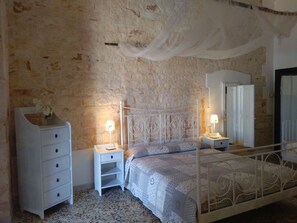 Habitación cuádruple clásica | Ropa de cama de alta calidad, colchones viscoelásticos, minibar