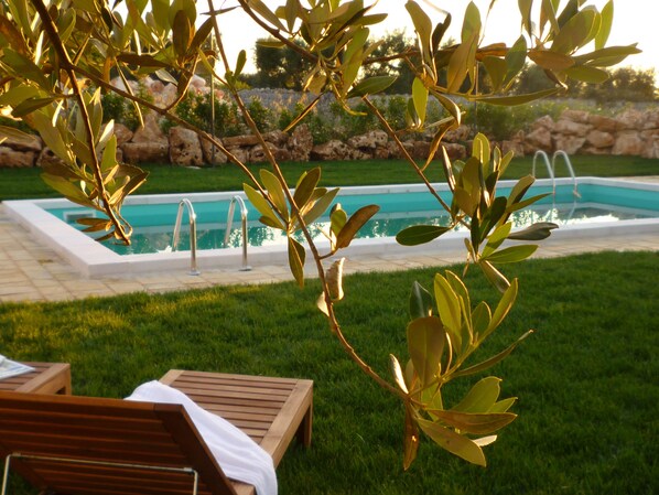 Piscine extérieure, chaises longues