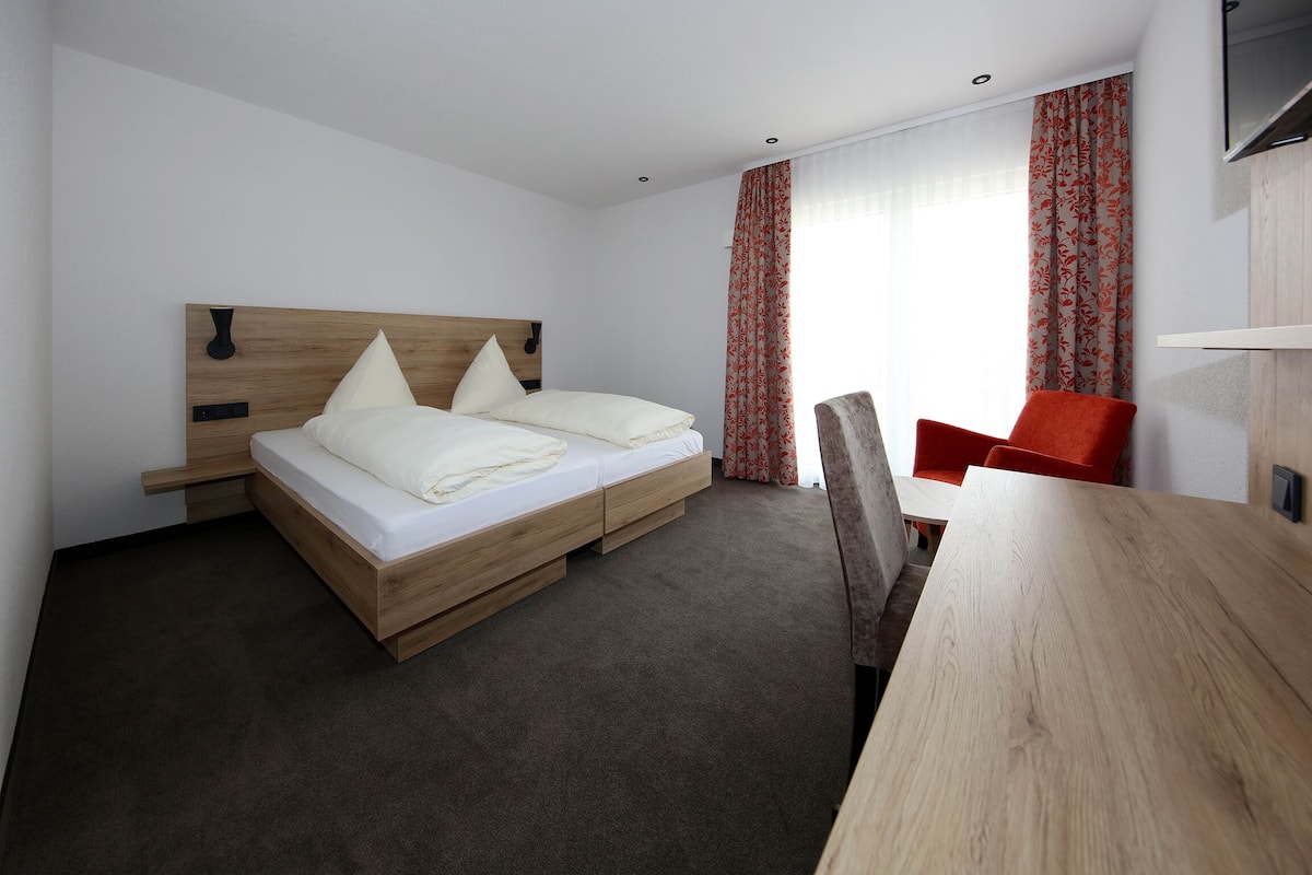 Hypo-allergenic bedding, in-room safe, desk, soundproofing