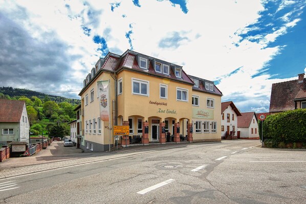 Un bâtiment à deux étages sur lequel on peut lire l’inscription « Landgasthof Zur Linde ».