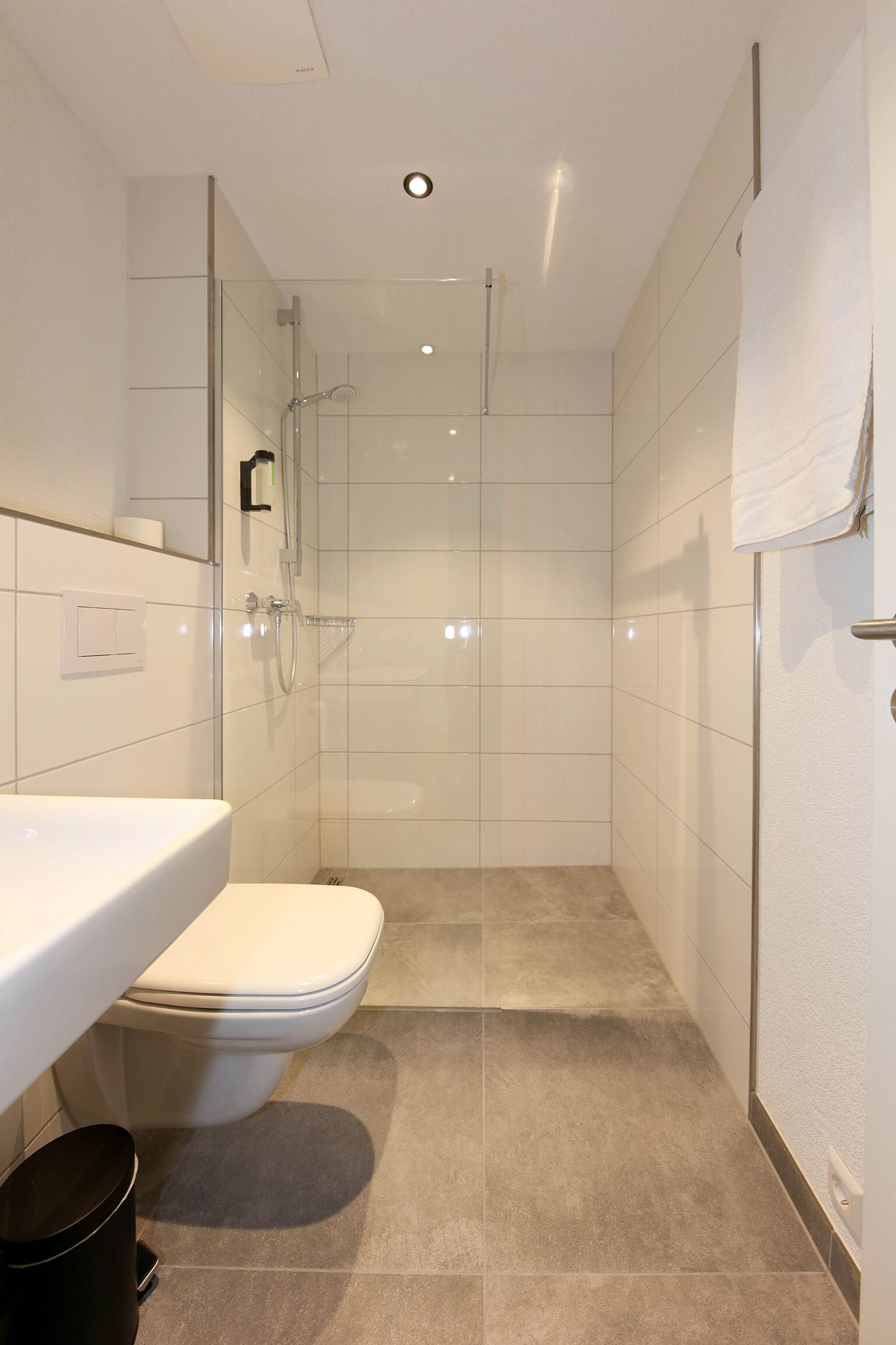 Doppelzimmer | Badezimmer | Dusche, kostenlose Toilettenartikel, Haartrockner
