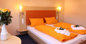 Comfort Double Room | Hypo-allergenic bedding, in-room safe, desk, soundproofing - Hotel-Restaurant Zur Linde (Silz)