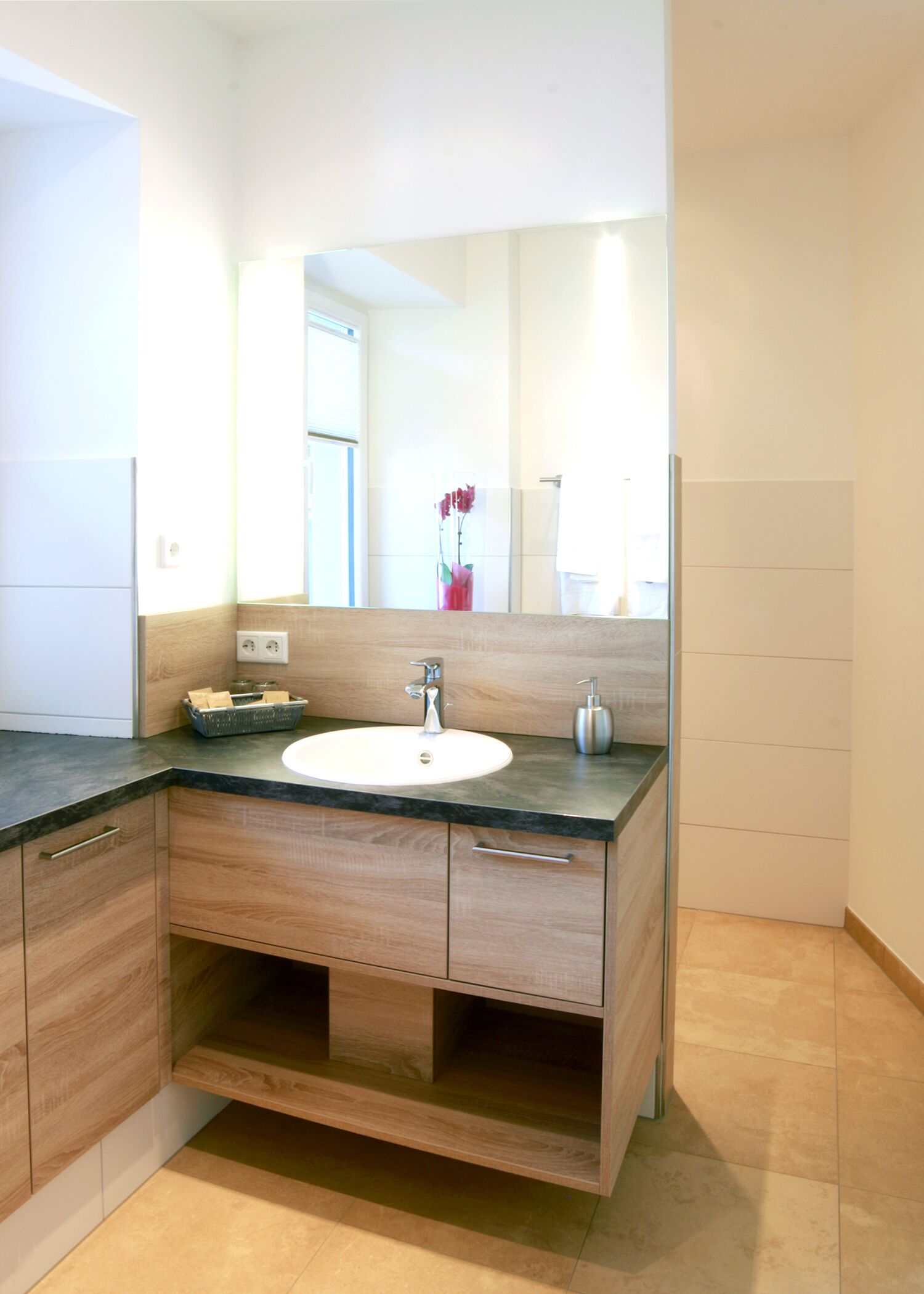 studio | bathroom | shower, hair dryer, towels