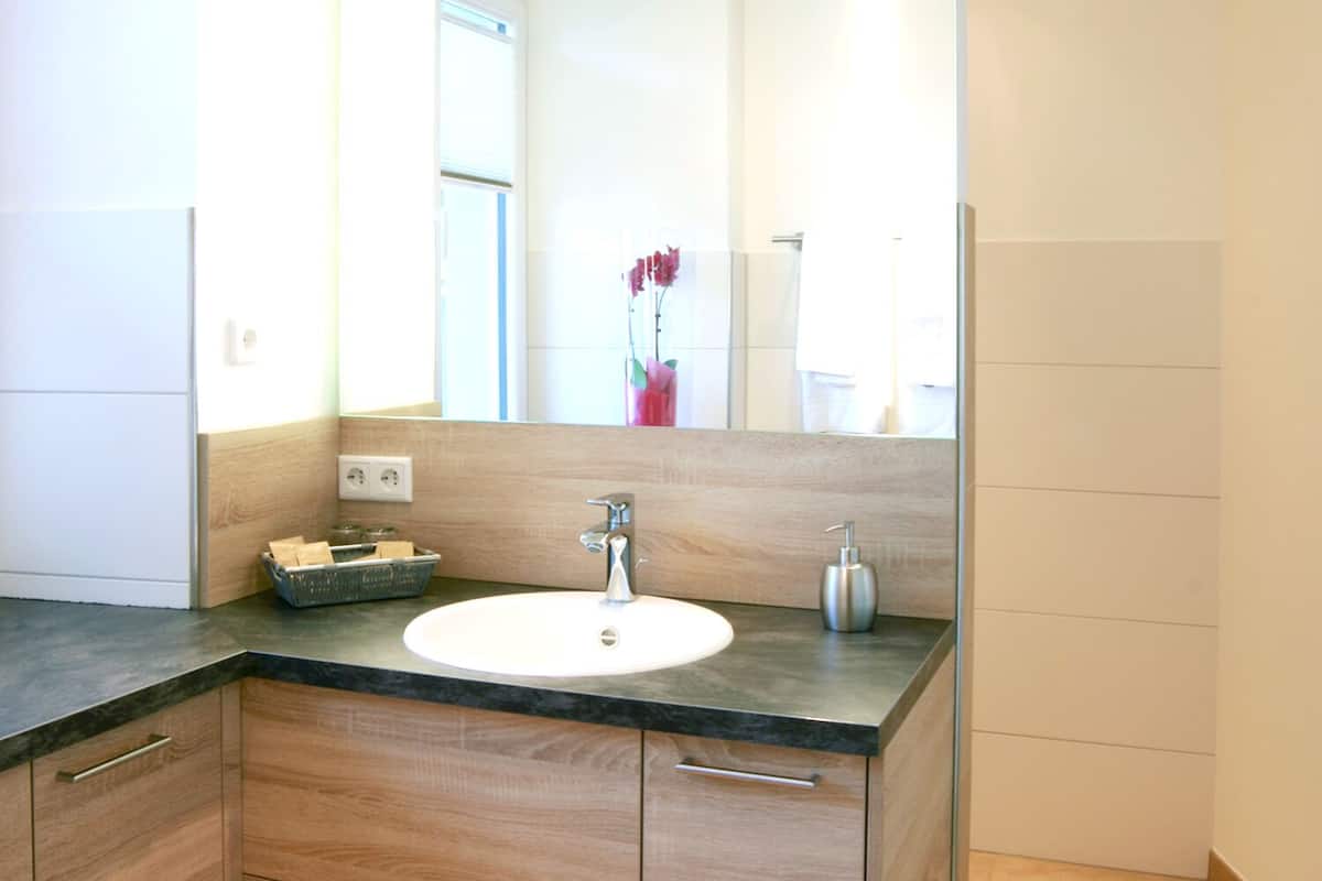 studio | bathroom | shower, hair dryer, towels
