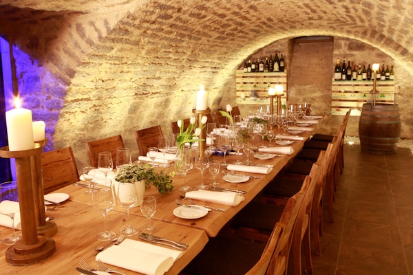 Petit déjeuner et dßner servis sur place