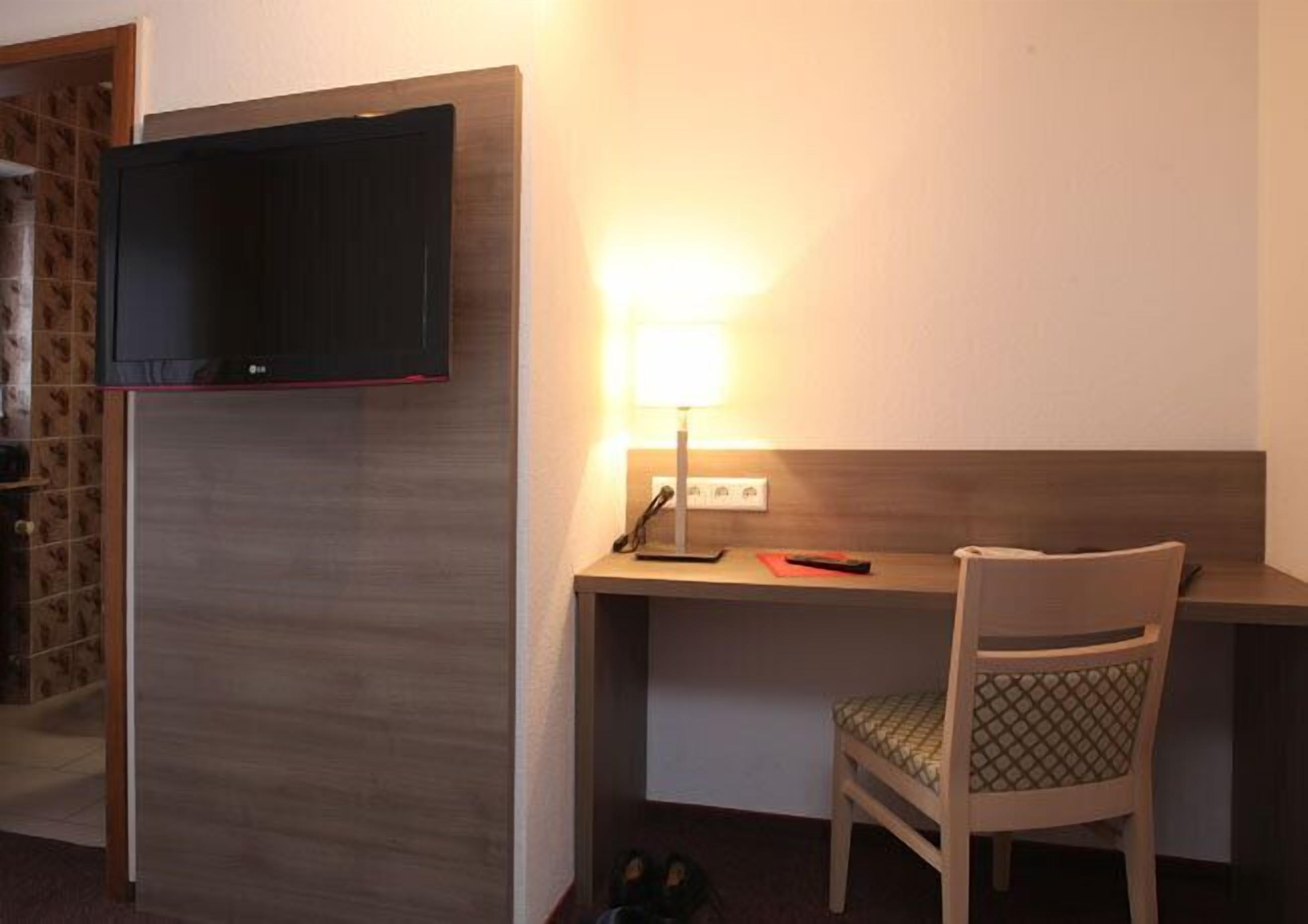 double room | living area | flat-screen tv