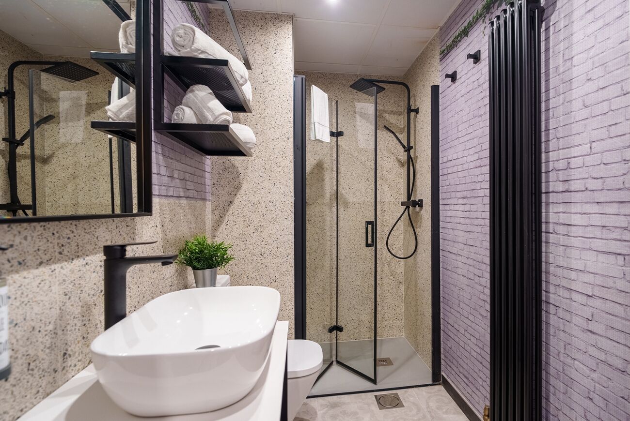 Een douche, een haardroger, handdoeken
