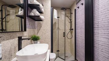 Een douche, een haardroger, handdoeken