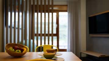 Apartamento Premium, 2 habitaciones | Zona de estar | Una televisión de pantalla plana