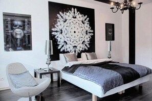 Individually decorated, desk, iron/ironing board, free WiFi - ArtRooms (Poznan)