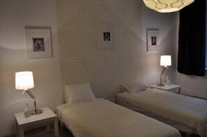 Individually decorated, desk, iron/ironing board, free WiFi - ArtRooms (Poznan)