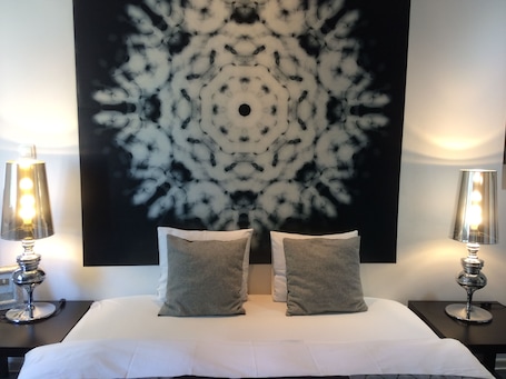 Decoración personalizada, escritorio y tabla de planchar con plancha