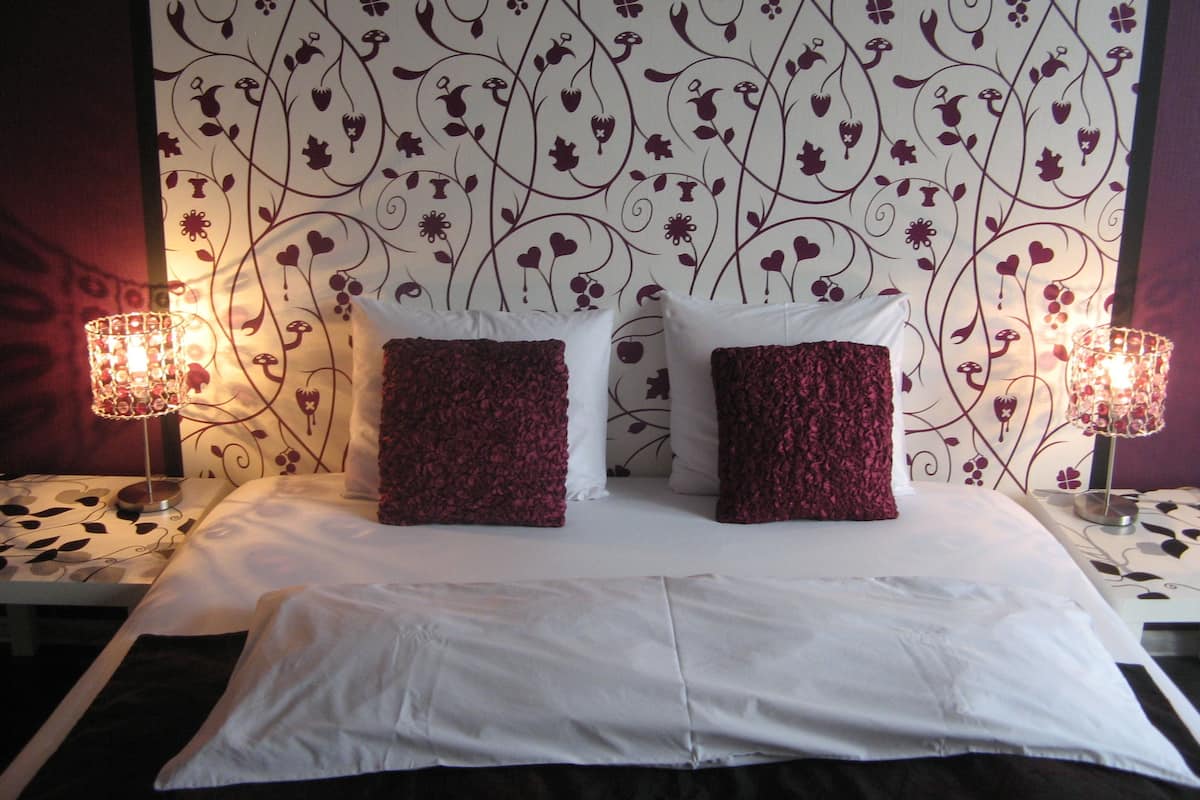 Room (Alice in Wonderland) | Individually decorated, desk, iron/ironing board, free WiFi