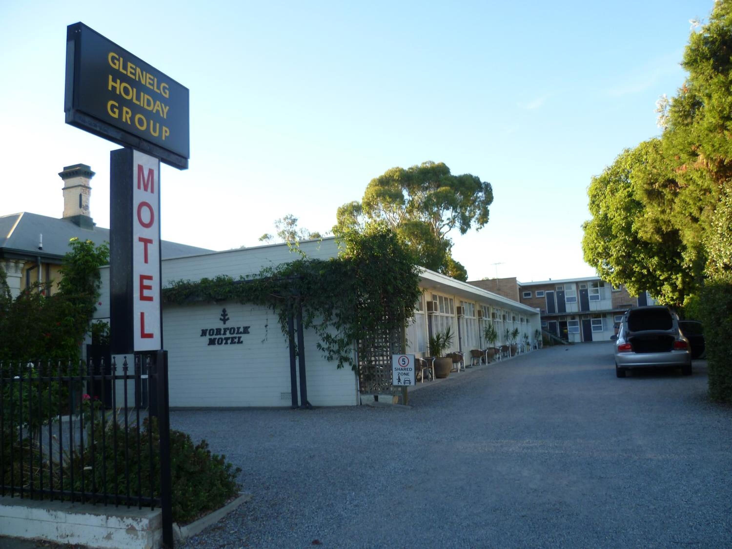 Un motel con un letrero que indica Glenelg Holiday Group y el Motel Norfolk.
